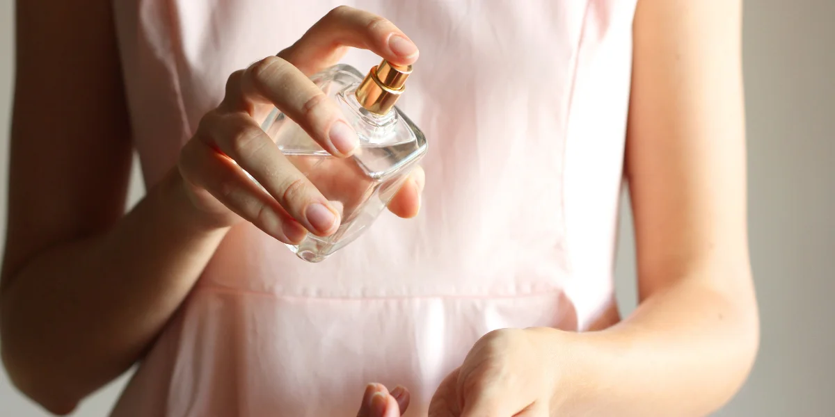 What is perfume sillage?